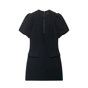Robe courte noire texturée avec col rond, manches bouffantes et poches à rabat chic