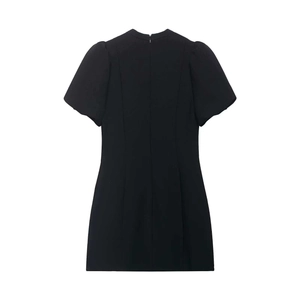 Détail du tissu gaufré et des coutures de taille sur cette robe courte noire élégante