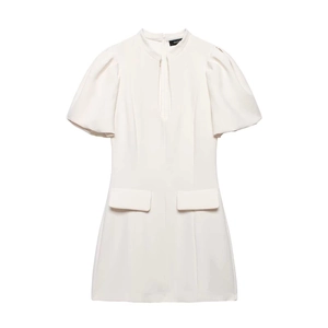 Mini robe courte crème à manches bouffantes avec col découpé et poches avant à rabat