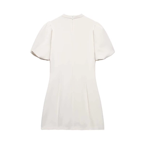 Robe courte minimaliste blanc cassé avec manches bouffantes et zip au dos