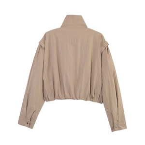 Vista posterior de una chaqueta corta caqui con dobladillo elástico y cuello alto