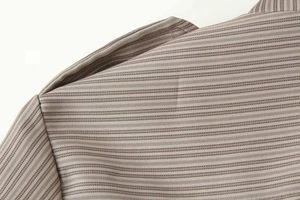 Détail des épaulettes et de la texture tissée à rayures sur une veste de mode
