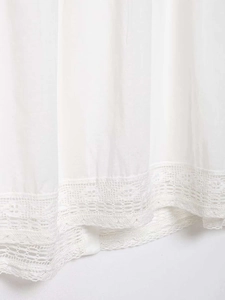Detailansicht des zarten Hohlspitzensaums an dieser weißen langärmeligen Baumwollbluse