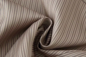 Gros plan d'un tissu fin à rayures tennis beige et marron en coton et lin