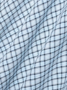 Gros plan de tissu seersucker bleu clair avec texture de motif à carreaux noir et blanc