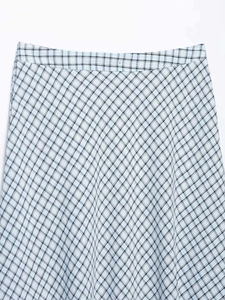 Gros plan détaillé du tissu écossais bleu et noir avec texture sergé pour jupe