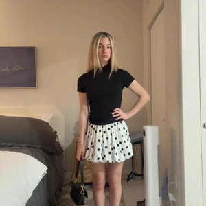 Jupe-short bouffante à pois pour femmes avec haut noir à col montant et sac à main