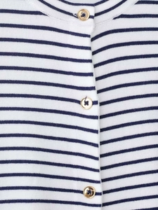 Dettaglio del cardigan a righe con bottoni dorati e trama in maglia rifinita