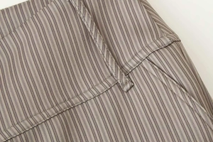 Détail de la taille avec fines rayures verticales et coutures sur le pantalon cargo