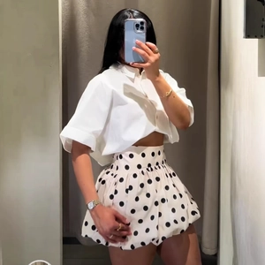 Ensemble pour femme avec chemise blanche courte et jupe-short à pois au style tendance