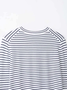 Dettaglio ravvicinato del classico maglione in maglia a righe blu e bianche con girocollo