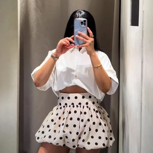 Tenue d'été pour femme avec chemise blanche à manches courtes et jupe ballon à pois