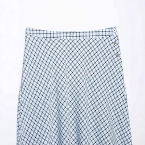 Mini-jupe à carreaux taille haute chic avec motif à damier noir et blanc et boutons latéraux