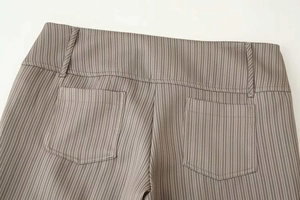 Détail des poches arrière et de la texture à rayures verticales du pantalon cargo