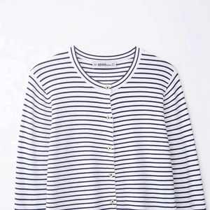 Cardigan da donna a righe bianche e blu con bottoni dorati e vestibilità morbida a maglia
