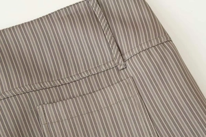 Vue détaillée du tissu à rayures fines et coutures professionnelles de la poche