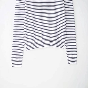 Maglione in maglia a righe da donna con righe orizzontali blu navy su tessuto bianco