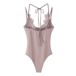 Detailansicht des staubrosafarbenen Body mit Spitzen-Patchwork und Neckholder-Design