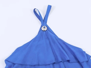 Détail de la robe licou bleu roi avec boucle métallique et volants superposés