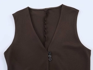 Détail d'un débardeur marron à col en V avec trois boutons et texture en maille côtelée