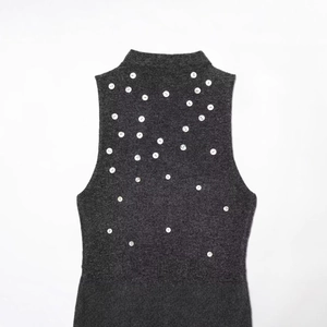 Top in maglia grigio scuro senza maniche con collo alto e bottoni decorativi