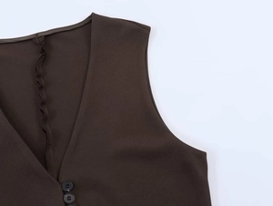 Détail de l'encolure en V et fermeture boutonnée sur ce gilet marron pour femmes