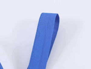 Gros plan sur le tissu bleu roi montrant la texture sergée et les détails de couture