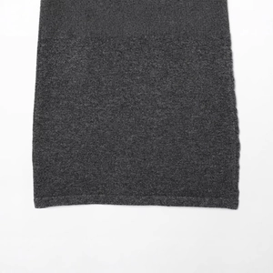 Abito in maglia grigio scuro senza maniche con collo alto e bottoni decorativi sul fondo