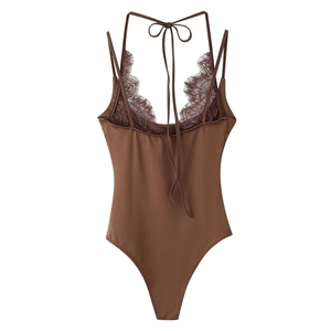 Nahaufnahme eines braunen Halter-Bodys mit zartem Spitzenbesatz und elastischem Stoffgewebe