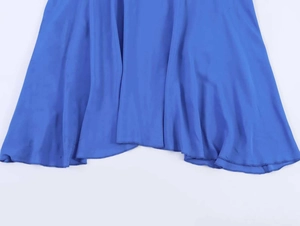 Gros plan détaillé de l'ourlet de la robe bleue avec couture professionnelle et drapé