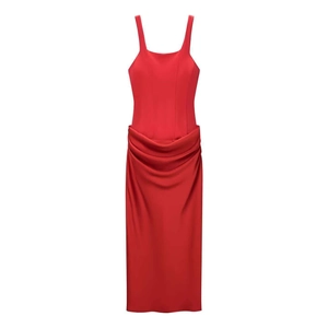 Robe midi rouge élégante à col carré avec taille froncée et design minimaliste chic