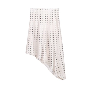 Elegante gonna in raso a pois con orlo asimmetrico in crema e nero