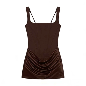Robe mini froncée marron avec corsage corset et bretelles sur fond blanc neutre