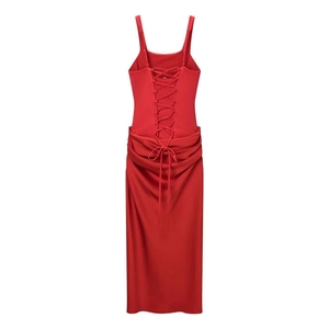 Détail de la robe moulante rouge avec laçage au dos et détails de tissu froncé élégants