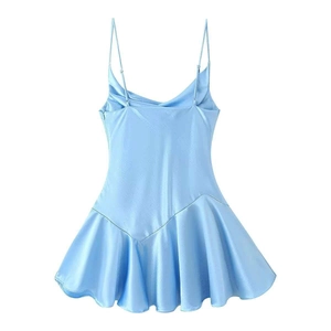 Robe nuisette satinée bleu clair à col bénitier avec bretelles fines et ourlet à volants