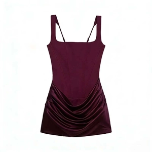 Robe courte sexy violet foncé style corset avec larges bretelles et jupe en satin froncée