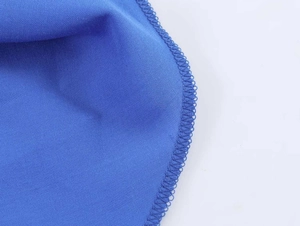 Détail du tissu bleu royal avec couture surjetée professionnelle et finition de haute qualité