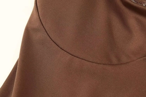 Nahaufnahme des schokobraunen Strickbodys mit hochwertigen Nähten und weichem Stoff