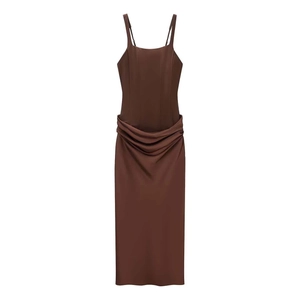Robe midi femme marron foncé à fines bretelles et design froncé élégant