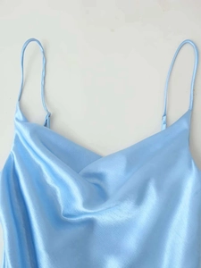 Détail d'une robe en satin bleu clair avec col bénitier et fines bretelles
