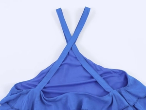 Détail d'une robe bleue dos nu avec licou croisé et finitions à volants élégants