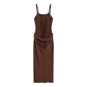 Détail du laçage croisé au dos et des drapés plissés sur une robe d'été marron foncé