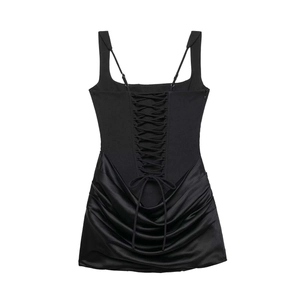 Robe mini en satin noir avec laçage au dos et détails froncés pour une coupe ajustée