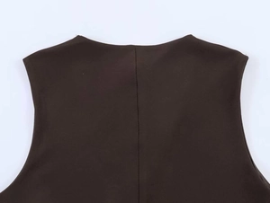 Détail du décolleté du haut sans manches marron avec tricot fin et couture dorsale renforcée