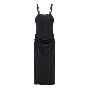Robe midi noire moulante élégante avec décolleté carré et détails drapés à la taille