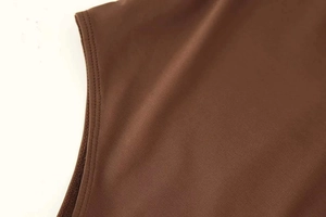 Detaillierte Nahaufnahme der Doppelnaht am dunkelbraunen Strickstoff dieses Bodysuits