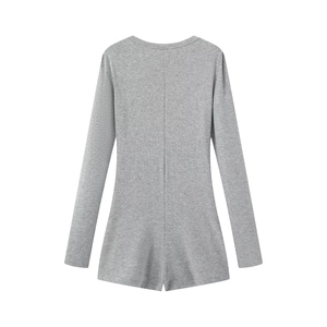 Detailansicht grauer Strick-Jumpsuit mit Rippstruktur und schmaler Passform für Damen
