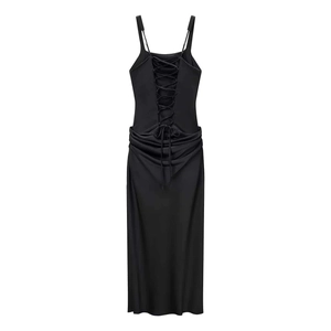 Vue détaillée du dos d'une robe noire avec bretelles croisées à lacets et fronces chic