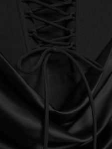 Détail de laçage croisé noir élégant et du tissu satiné sur la taille d'une robe de soirée