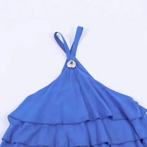 Robe dos nu bleu roi avec boucle en métal argenté texturé et volants superposés